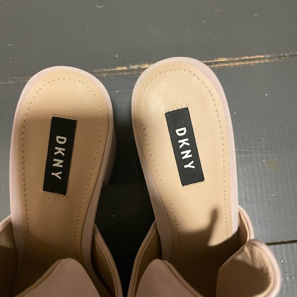 DKNY Wo means slides size 10 Pale Pink - Picture 3 of 5